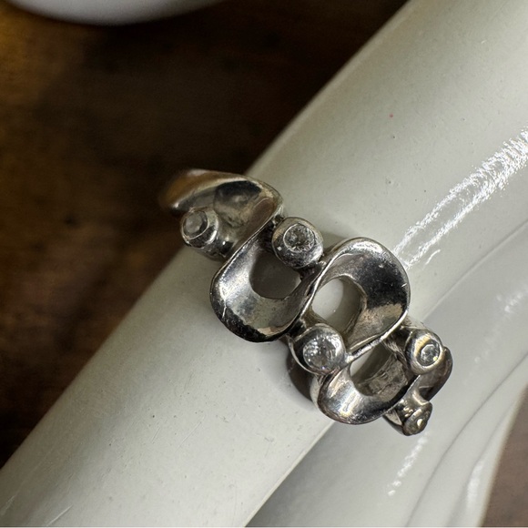 Sterling Silver Wavy Ring with Bezel CZ Stones size 9 Hallmarked 925 - Picture 2 of 12